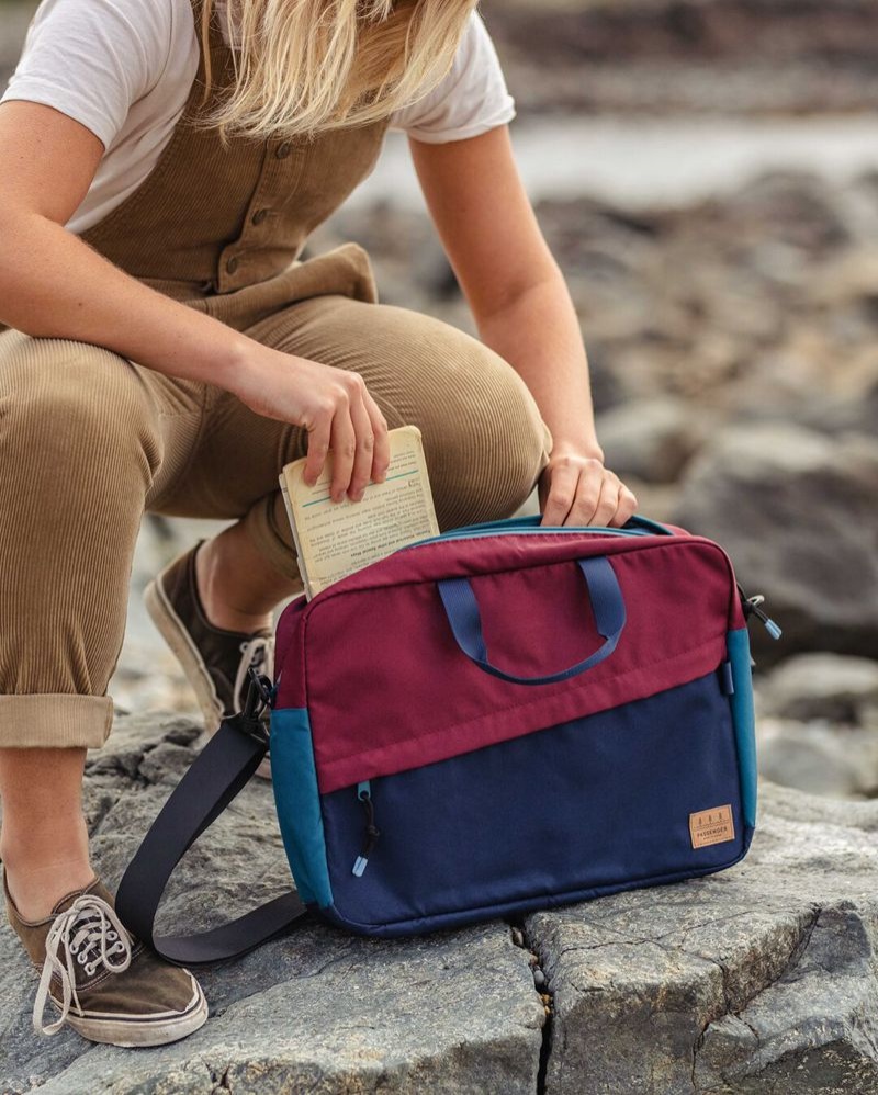 Men's Passenger Recycled Messenger Bag Navy/Burgundy | US-CUTJGF547