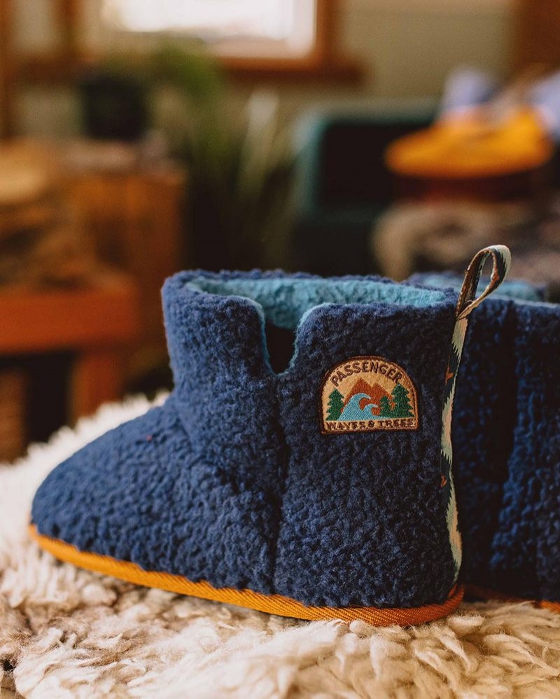 Women's Passenger Hideaway Sherpa Fleece Slippers Navy | US-WURJVK923