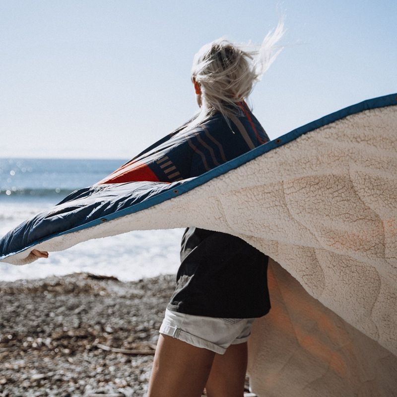 Women's Passenger Nomadic Recycled Sherpa Blanket Navy/Red Pattern | US-QTFNBX930