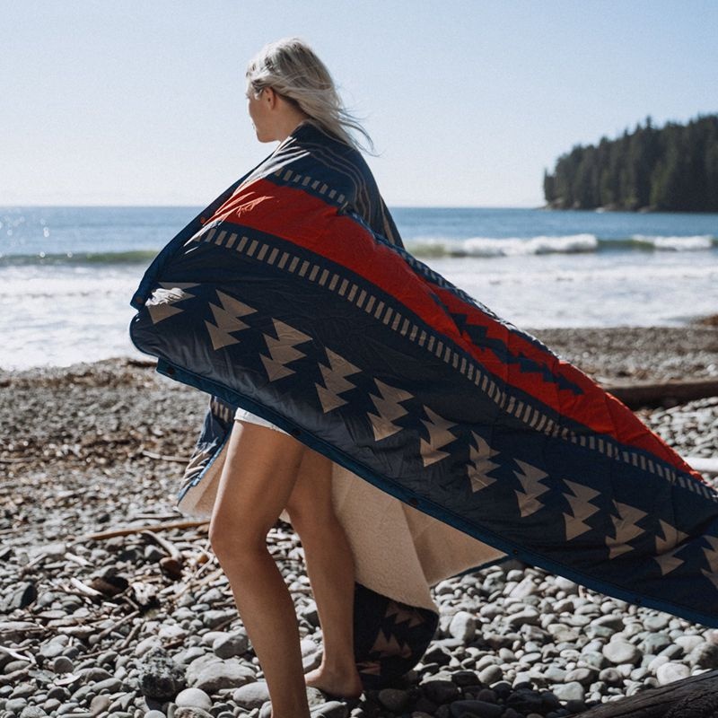 Women's Passenger Nomadic Recycled Sherpa Blanket Navy/Red Pattern | US-QTFNBX930